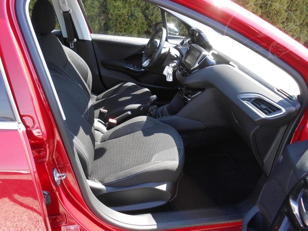 2017 Peugeot 208 - 18