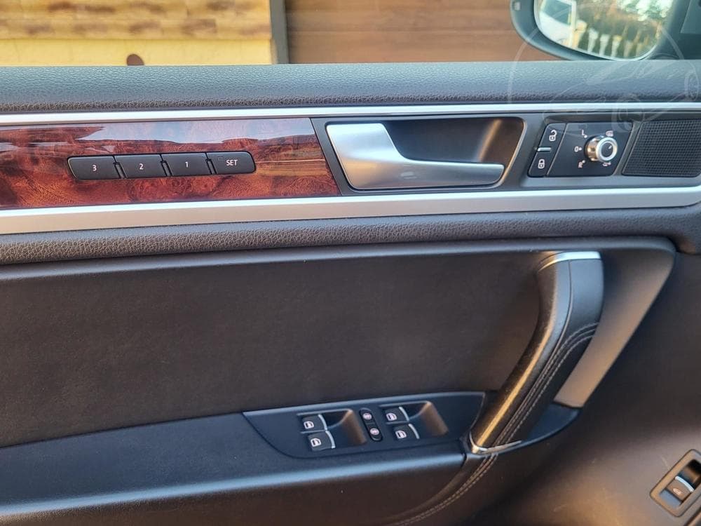2013 Volkswagen TOUAREG - 9
