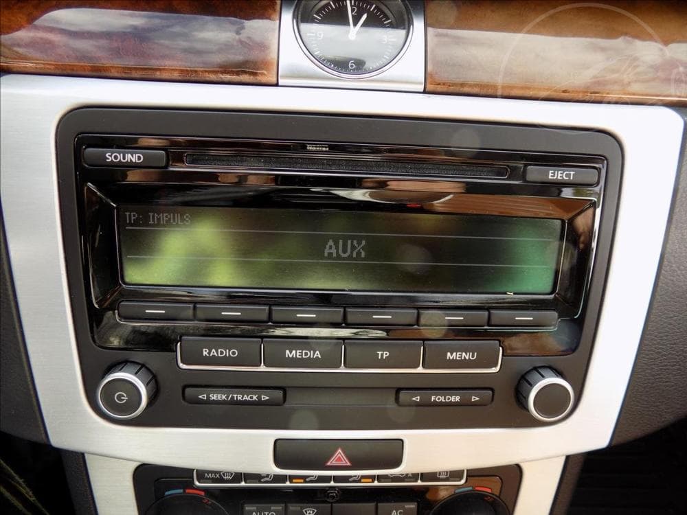 2011 Volkswagen PASSAT - 9