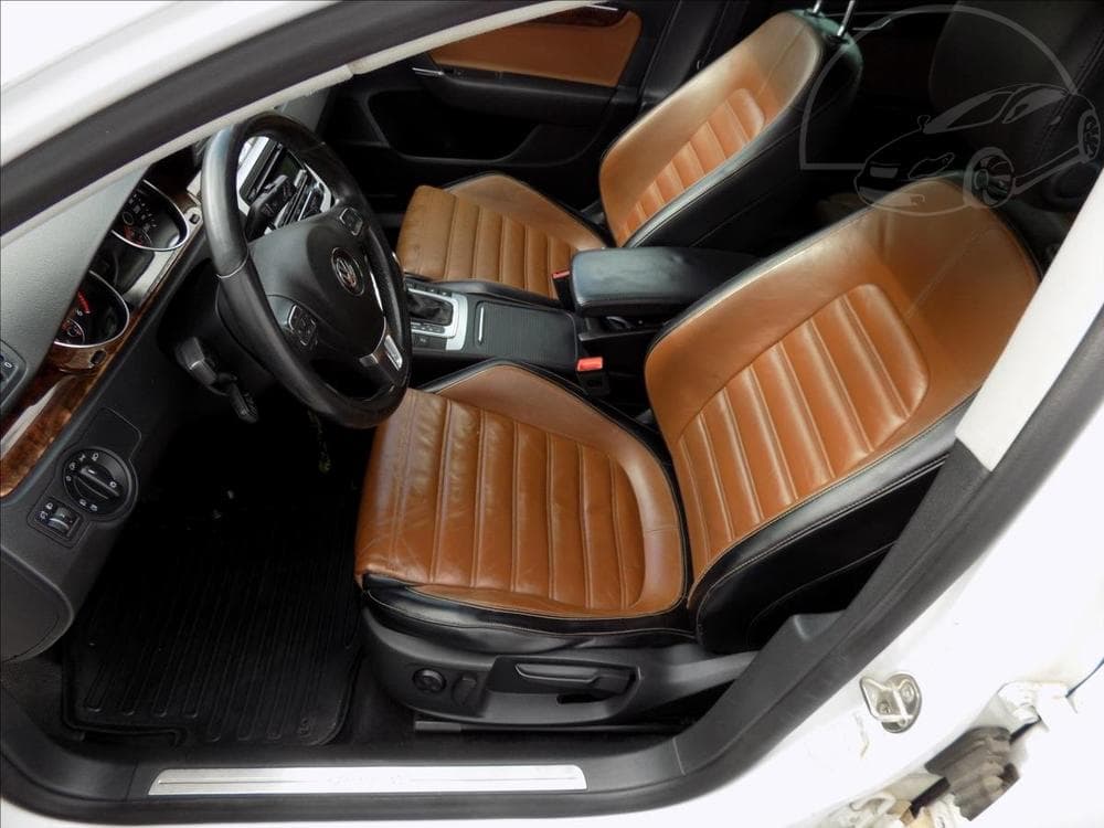 2011 Volkswagen PASSAT - 11