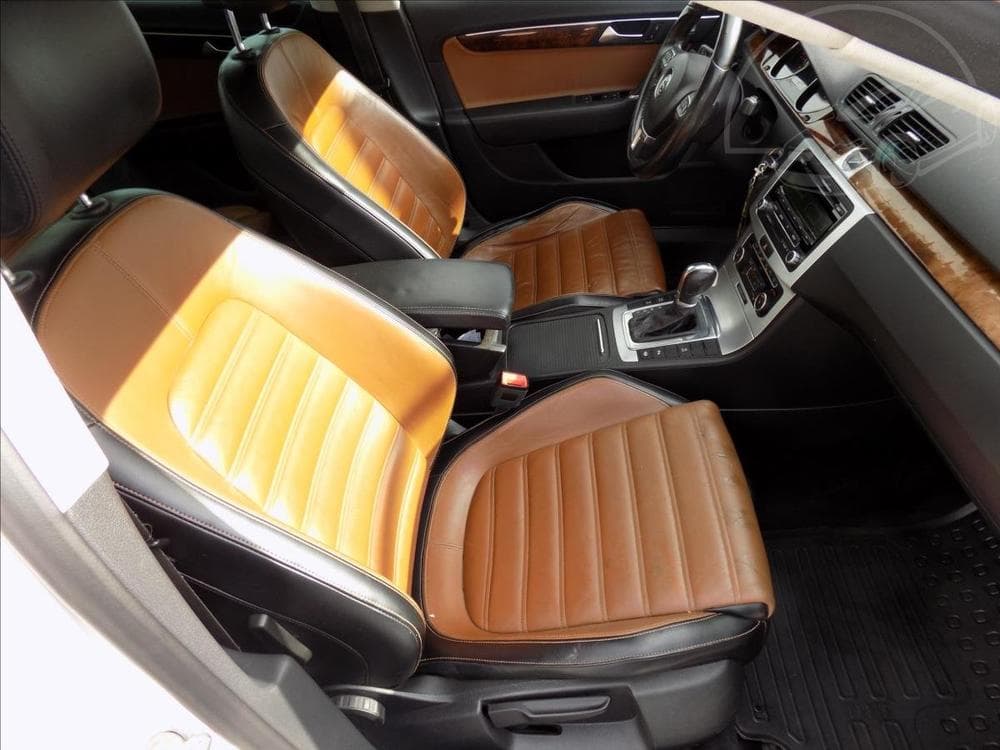 2011 Volkswagen PASSAT - 16