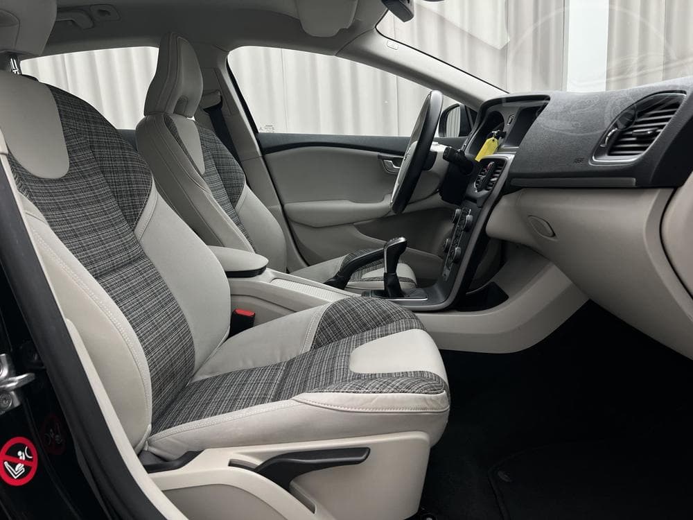 2017 Volvo V40 - 15