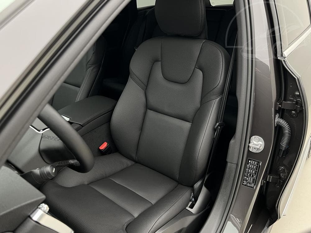2025 Volvo V90 - 35
