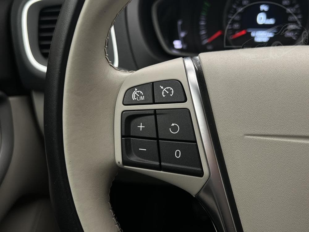 2017 Volvo V40 - 20