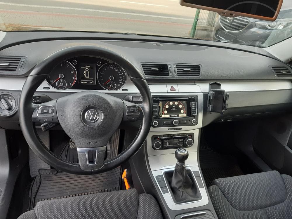 2010 Volkswagen PASSAT - 9