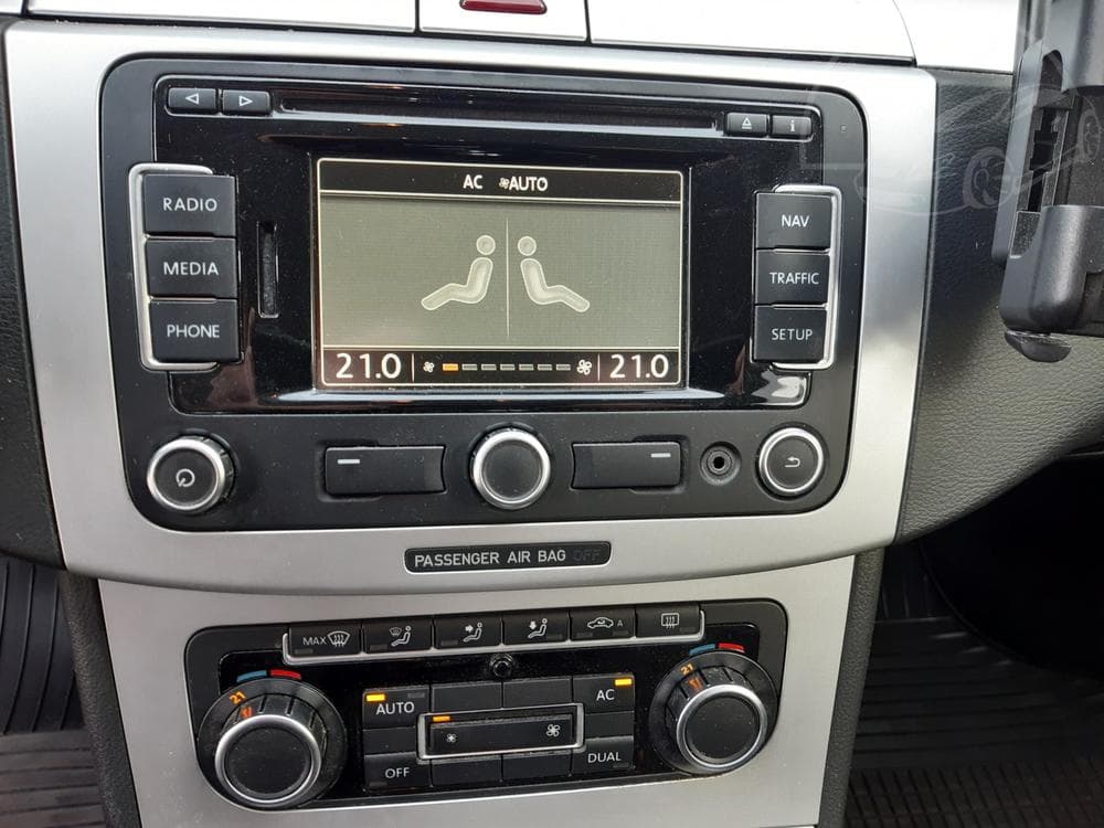 2010 Volkswagen PASSAT - 11