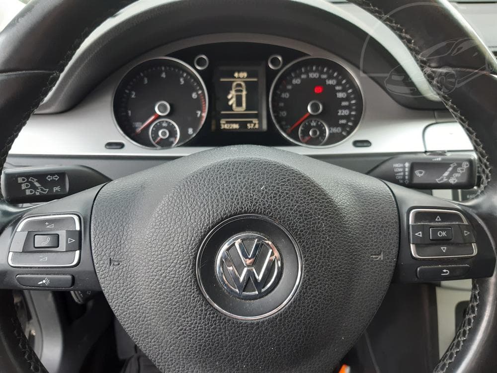 2010 Volkswagen PASSAT - 12