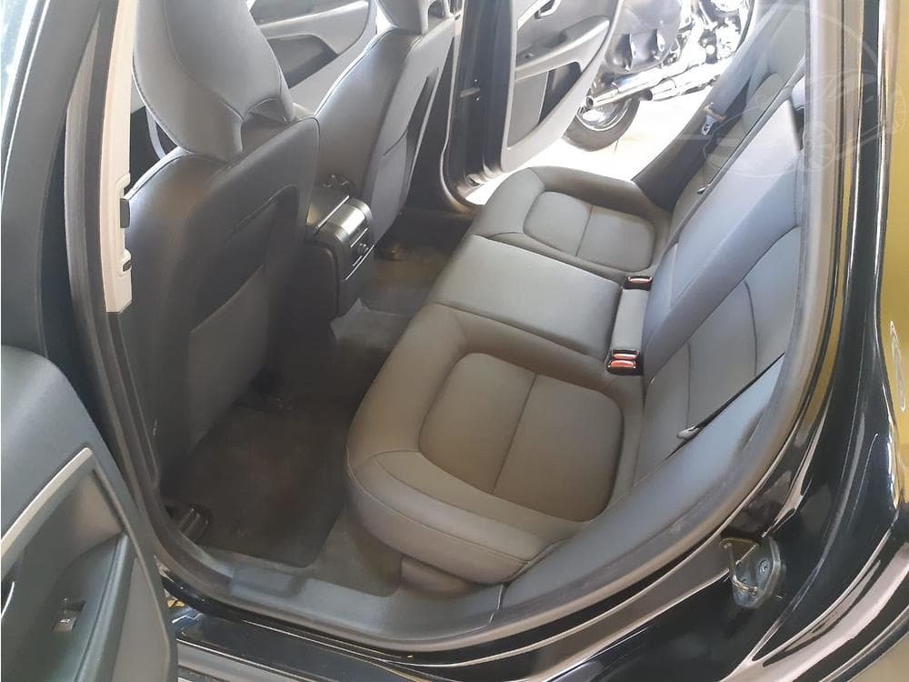 2012 Volvo V70 - 17