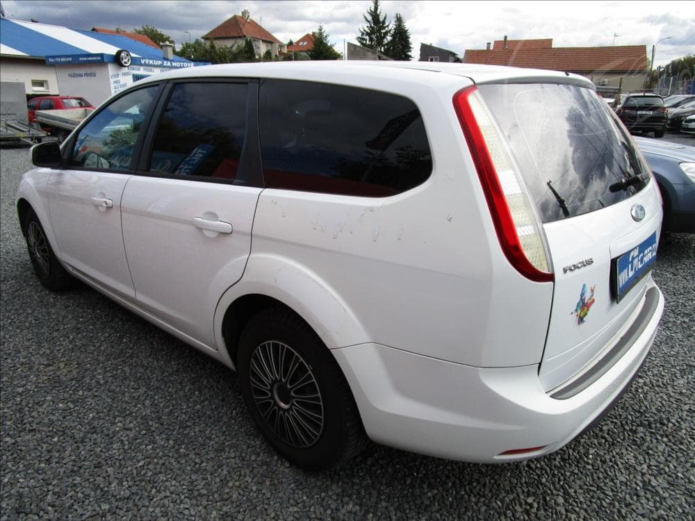 2010 Ford Focus - 16