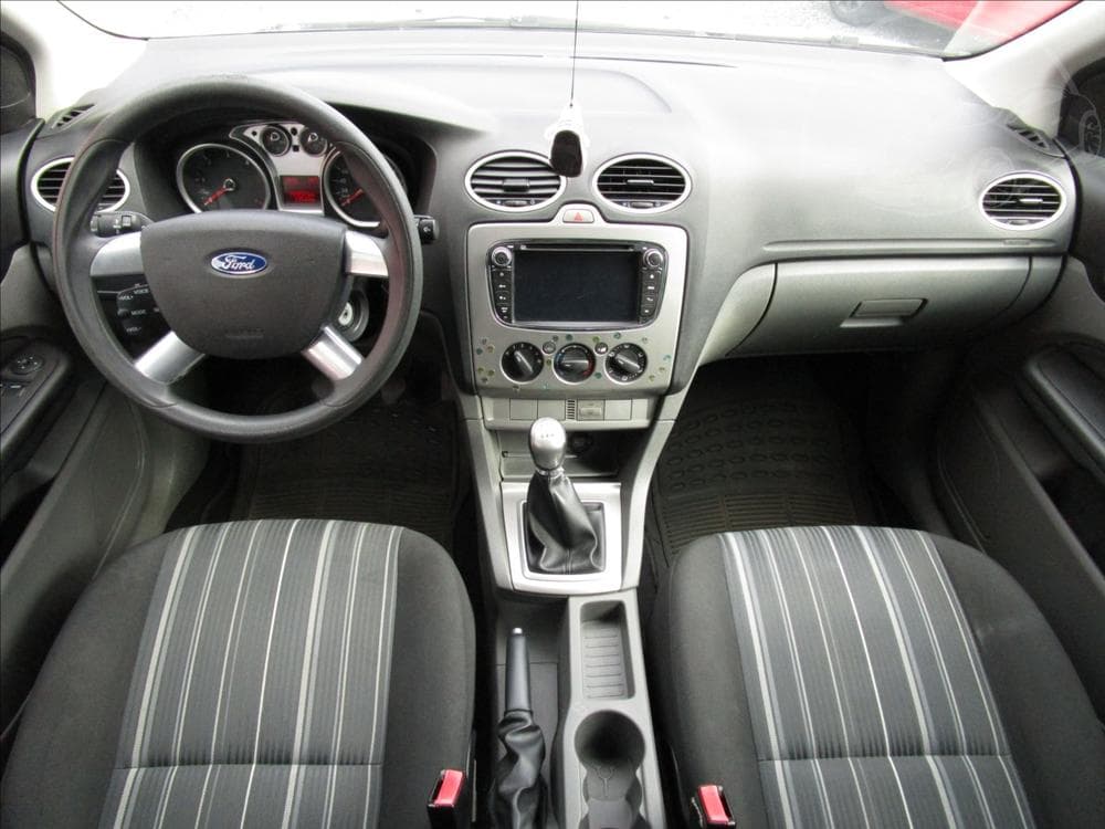2010 Ford Focus - 19