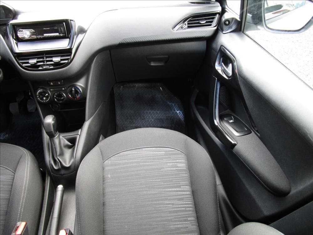 2013 Peugeot 208 - 10