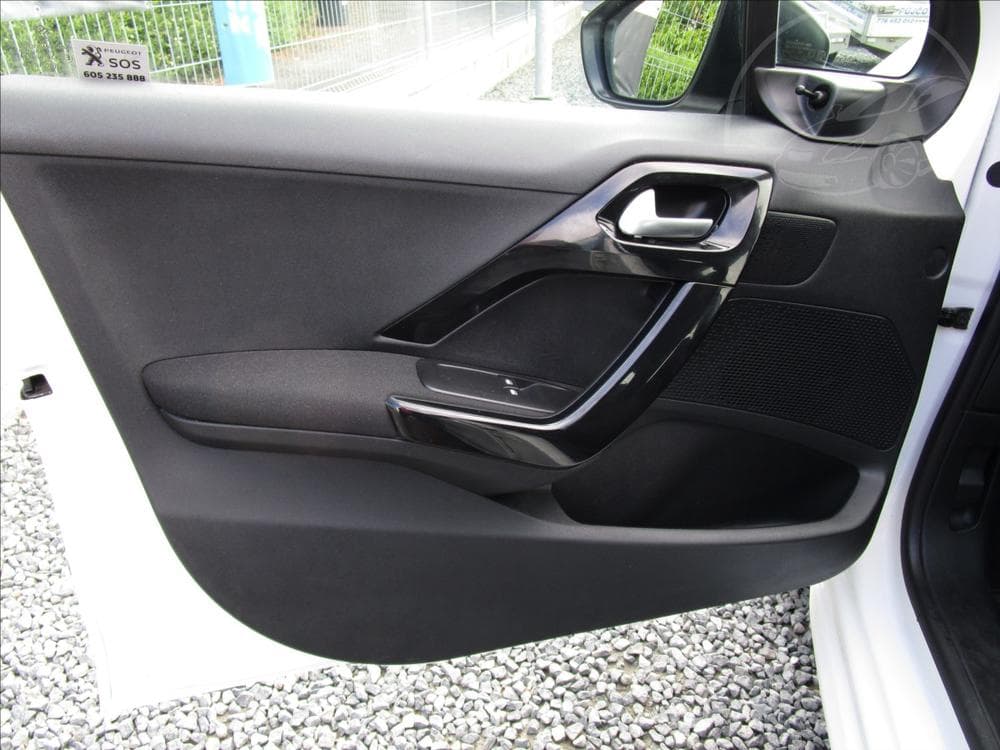 2013 Peugeot 208 - 15