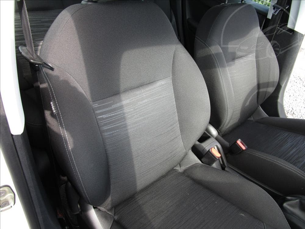 2013 Peugeot 208 - 19