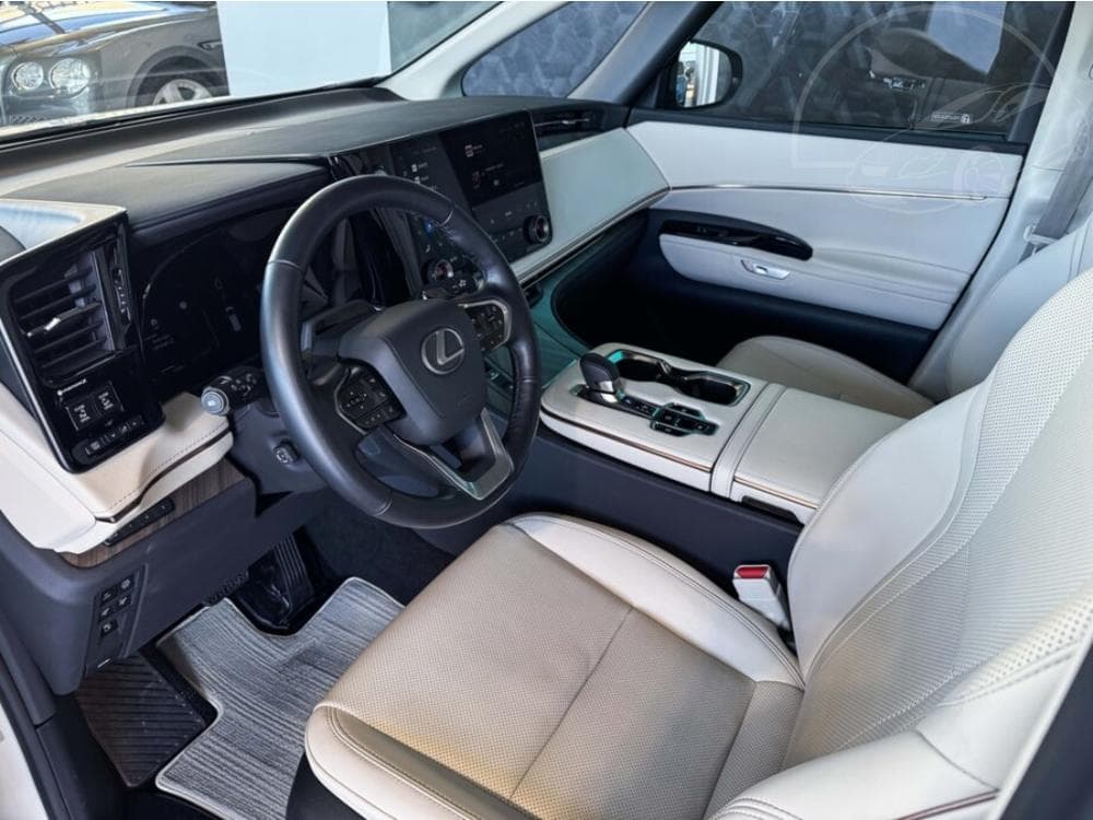 2023 Lexus LM - 25