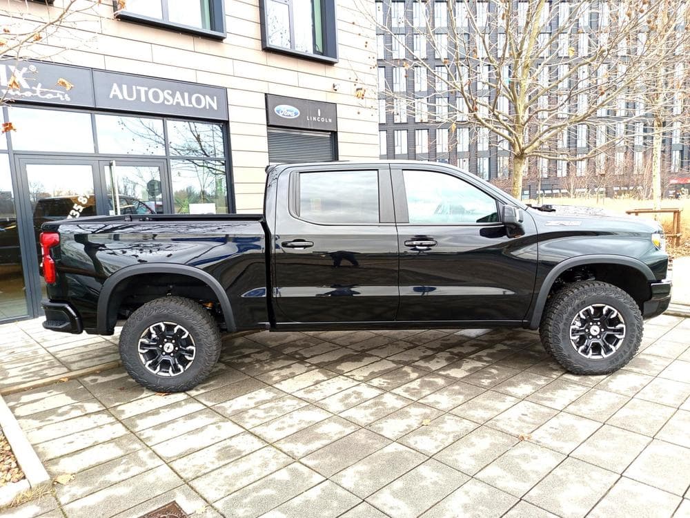 2025 Chevrolet SILVERADO - 7