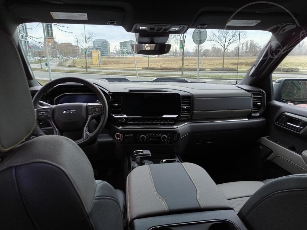 2025 Chevrolet SILVERADO - 34