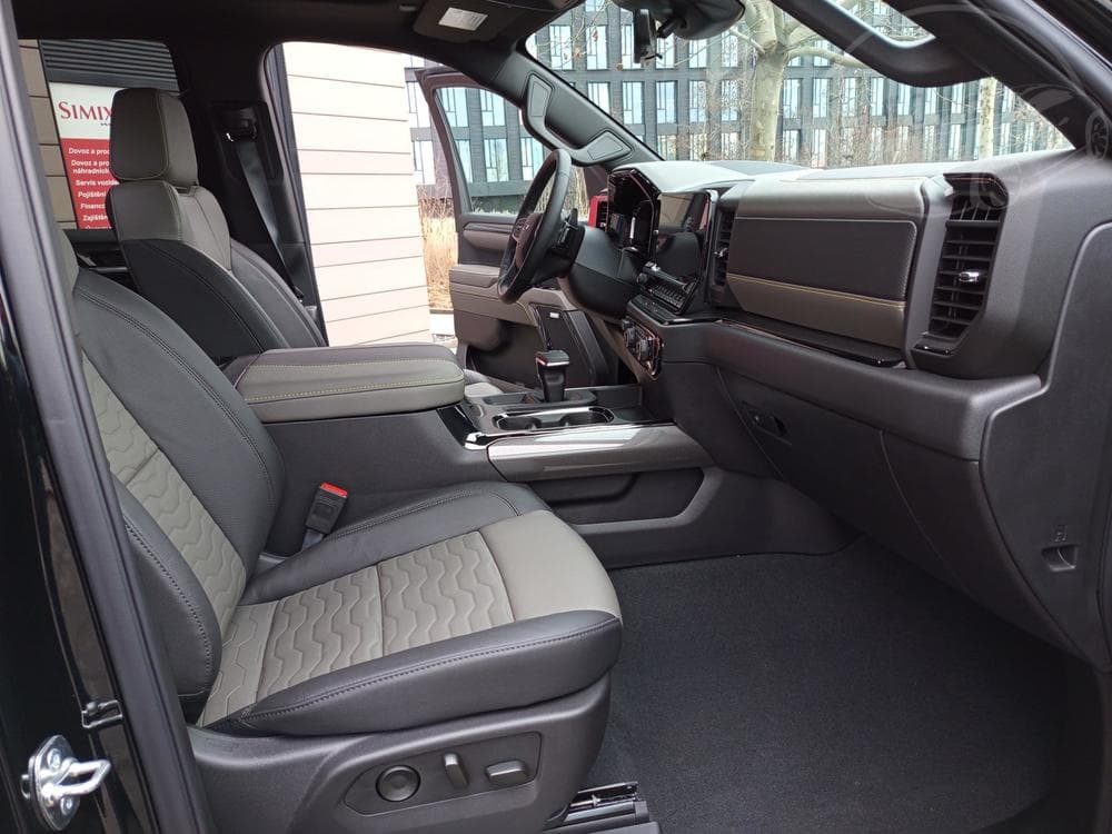 2025 Chevrolet SILVERADO - 37