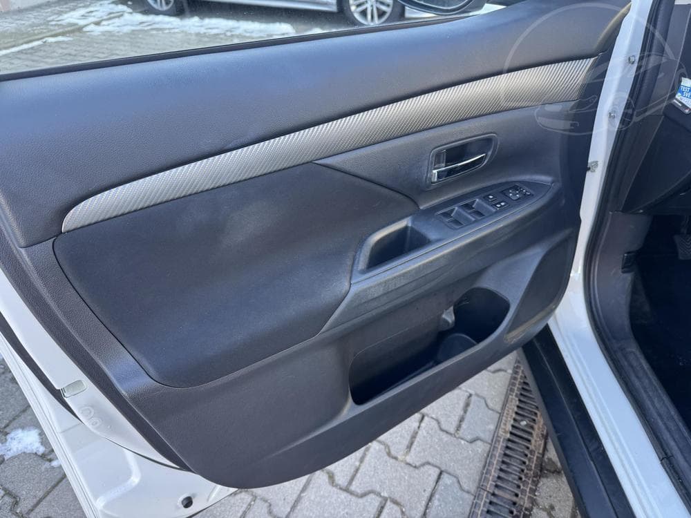 2014 Mitsubishi Outlander - 6