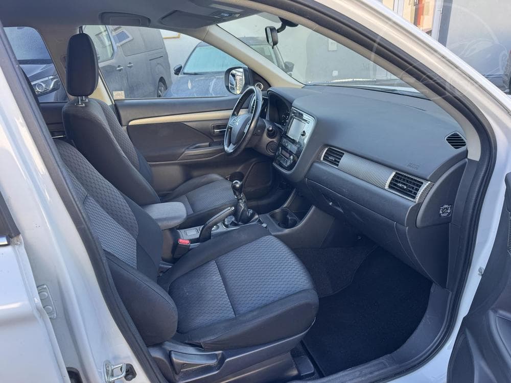 2014 Mitsubishi Outlander - 8