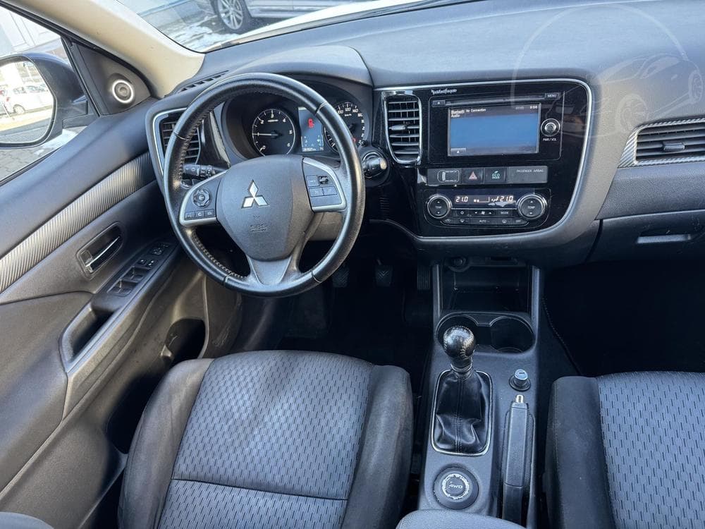 2014 Mitsubishi Outlander - 12