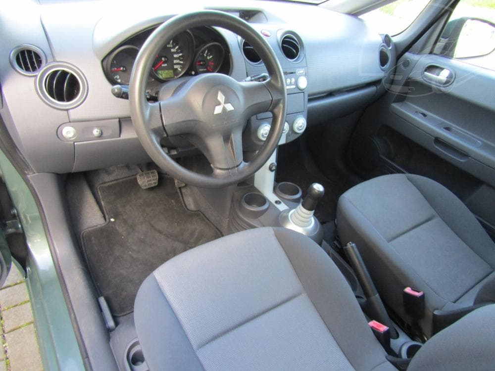 2006 Mitsubishi Colt - 37