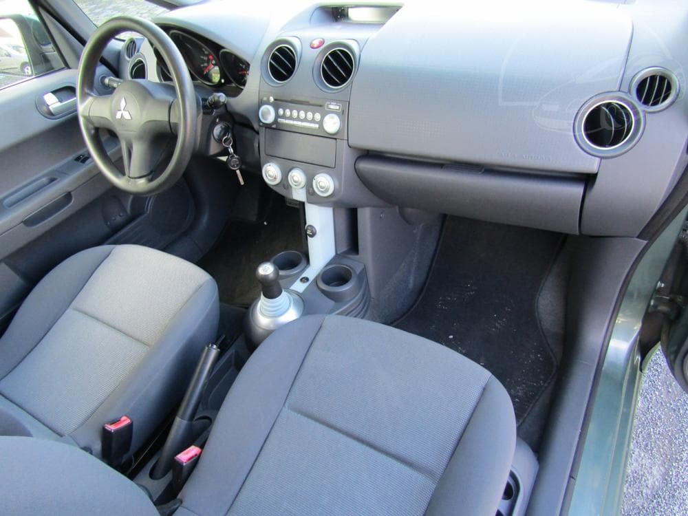 2006 Mitsubishi Colt - 40