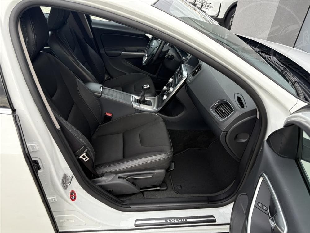2016 Volvo V60 - 16