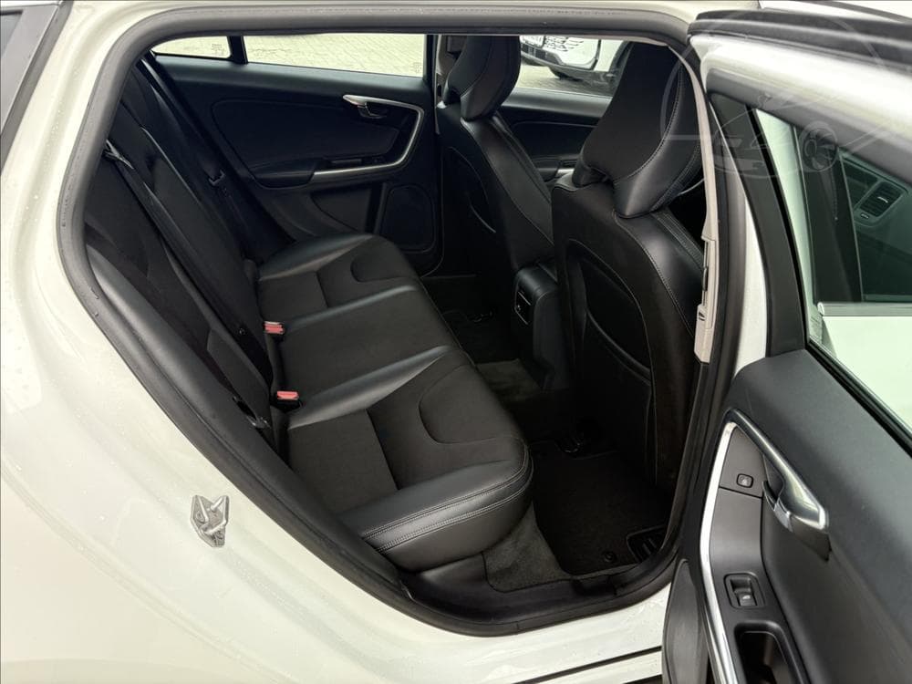 2016 Volvo V60 - 18