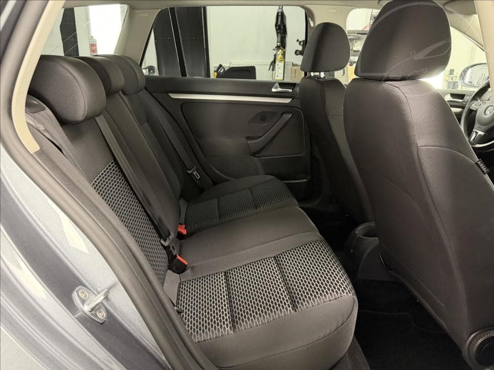 2013 Volkswagen Golf - 12