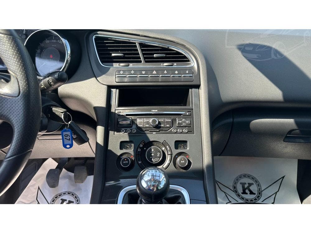2011 Peugeot 5008 - 17