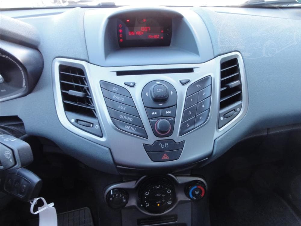 2011 Ford FIESTA - 18
