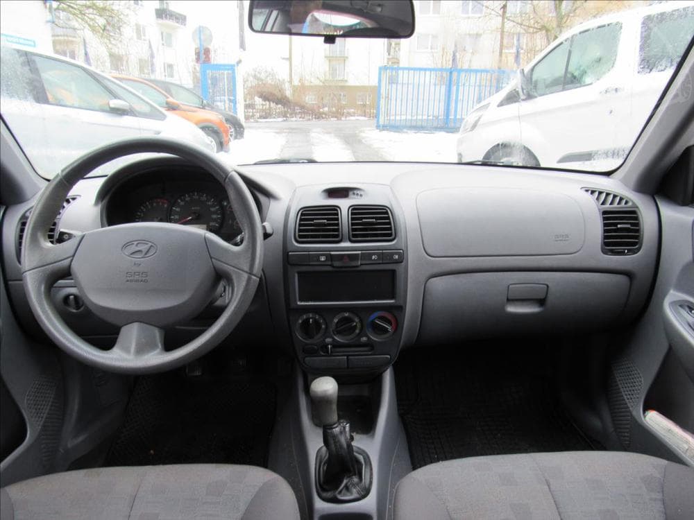 2006 Hyundai ACCENT - 11