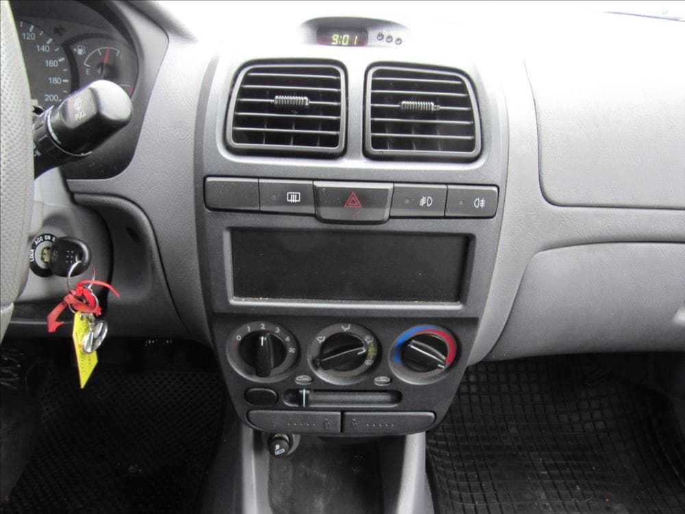 2006 Hyundai ACCENT - 15