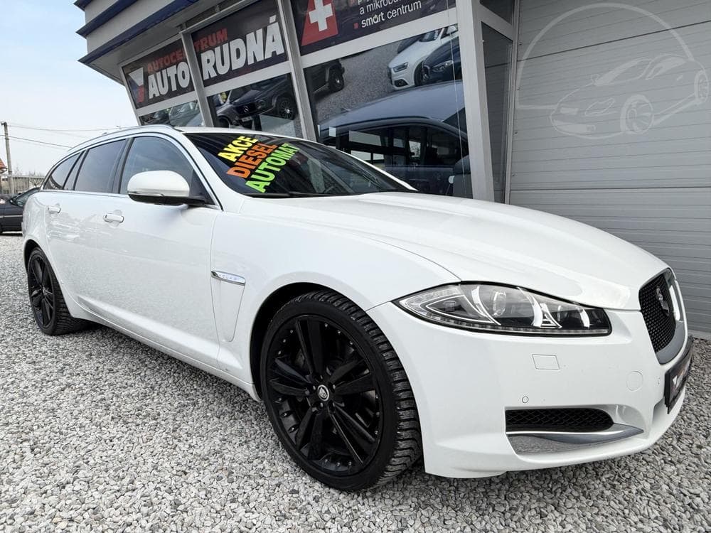 2015 Jaguar XF - 11