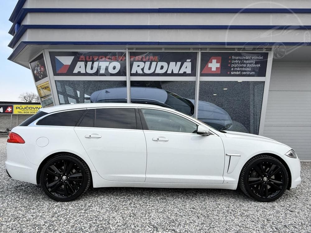 2015 Jaguar XF - 13