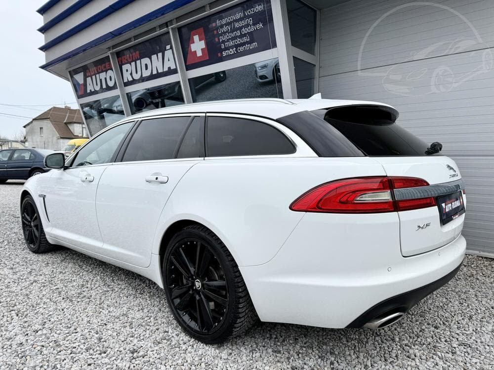 2015 Jaguar XF - 25