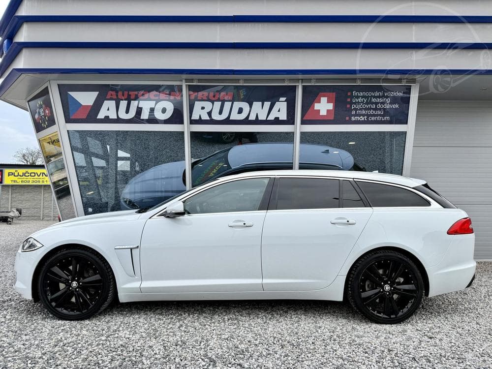 2015 Jaguar XF - 27