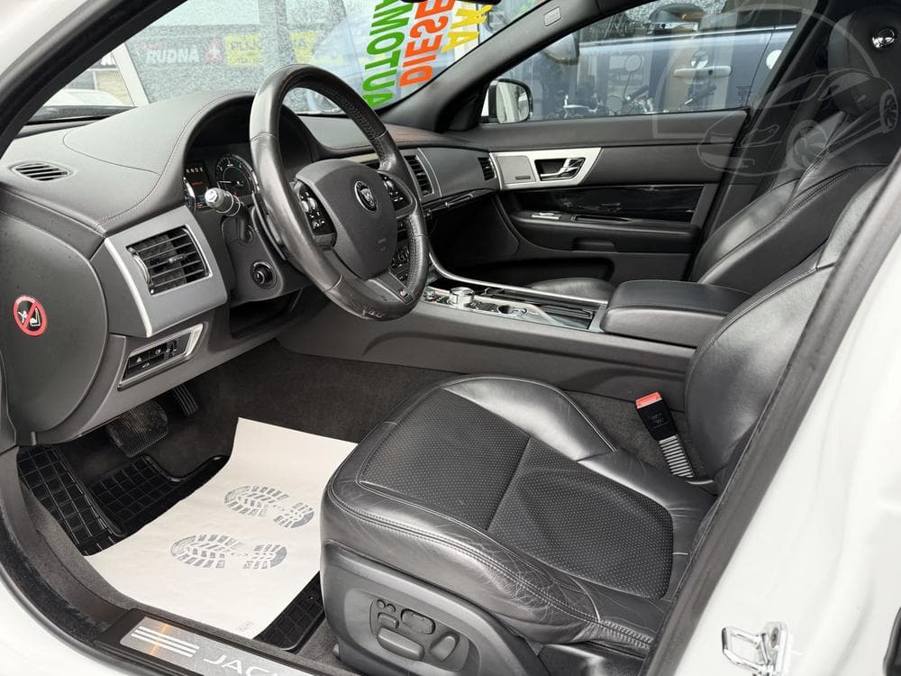 2015 Jaguar XF - 29