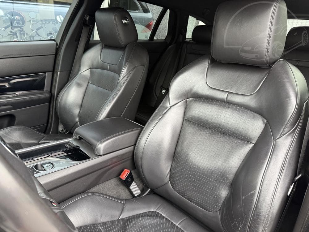 2015 Jaguar XF - 33