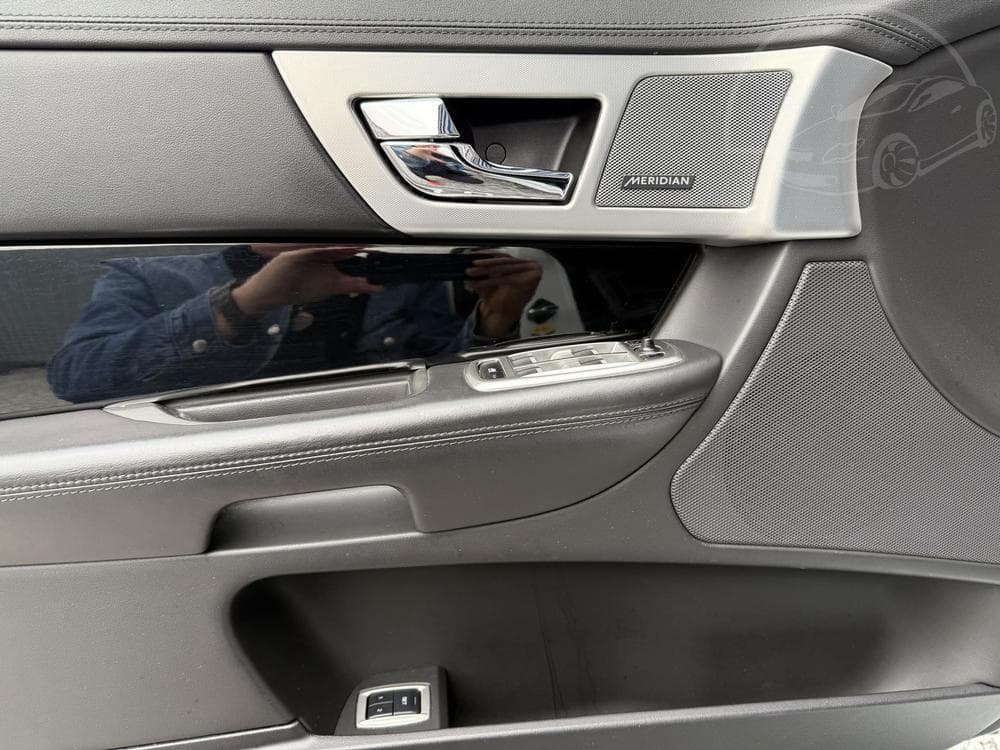 2015 Jaguar XF - 35