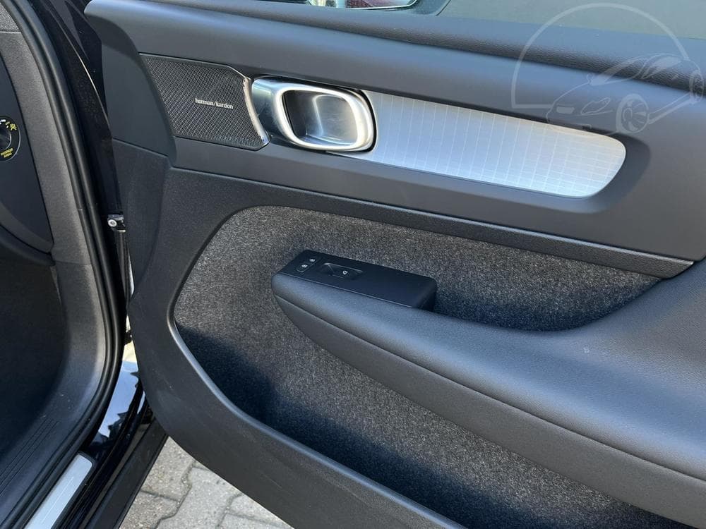 2025 Volvo XC40 - 23