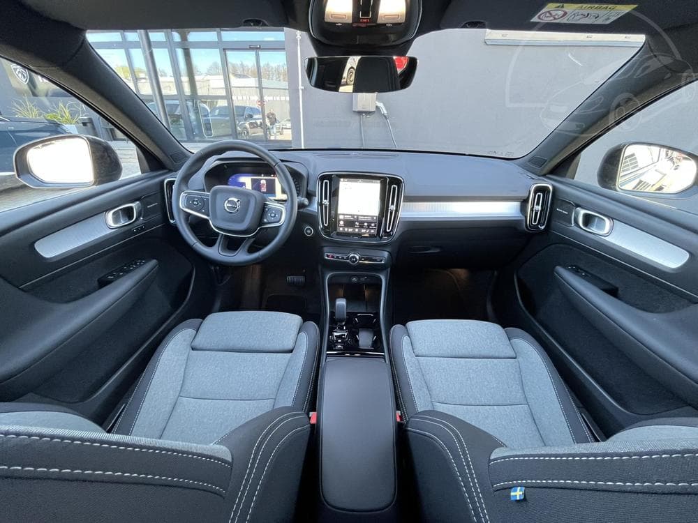 2025 Volvo XC40 - 25