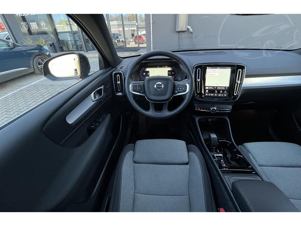 2025 Volvo XC40 - 27