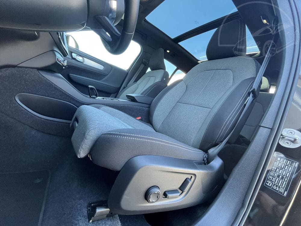 2025 Volvo XC40 - 33