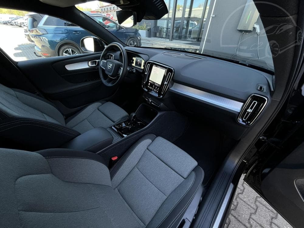2025 Volvo XC40 - 37
