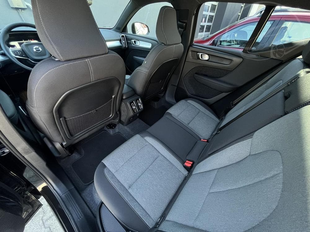 2025 Volvo XC40 - 39