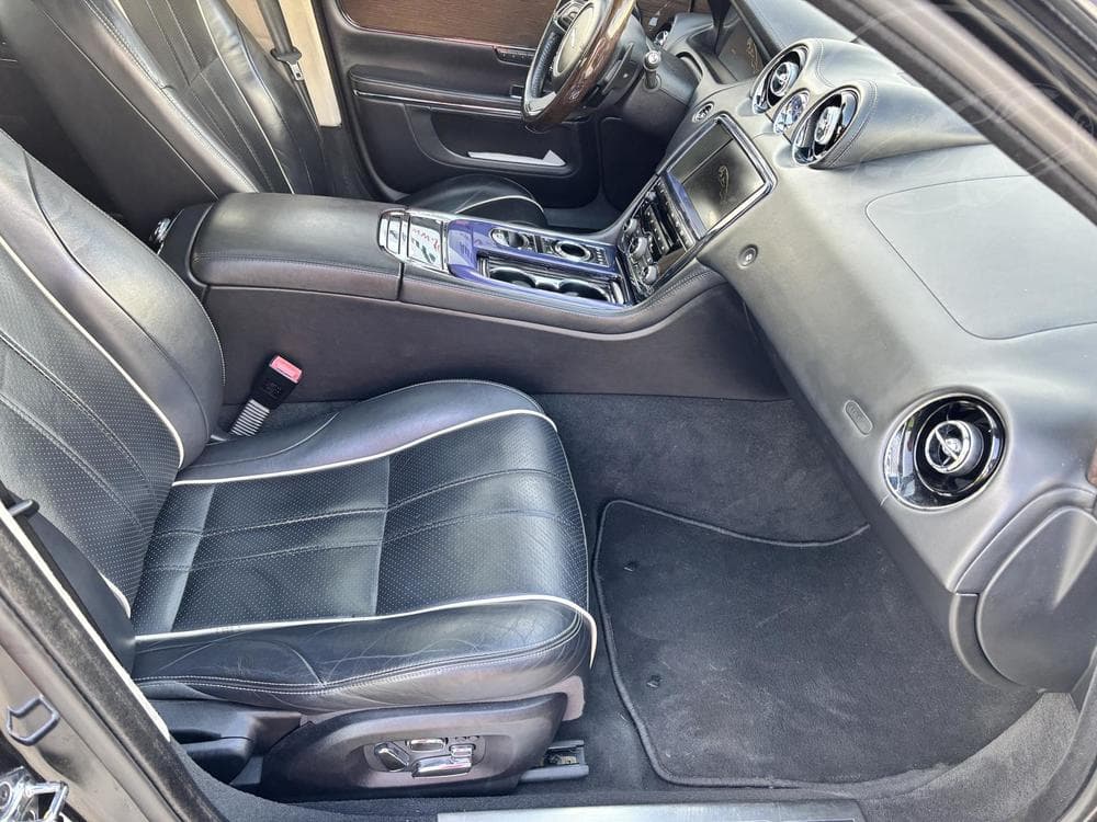 2010 Jaguar Xj - 17