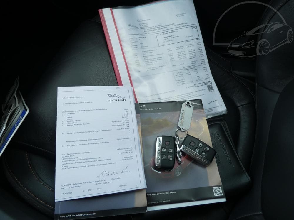 2018 Jaguar Xe - 12