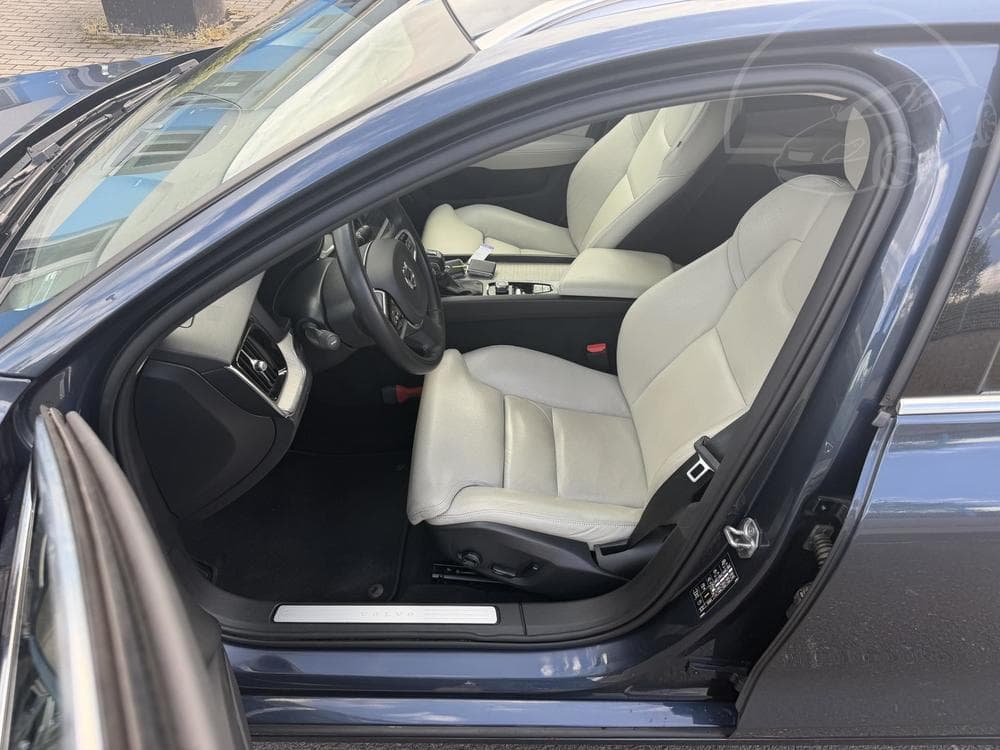 2020 Volvo V60 - 40