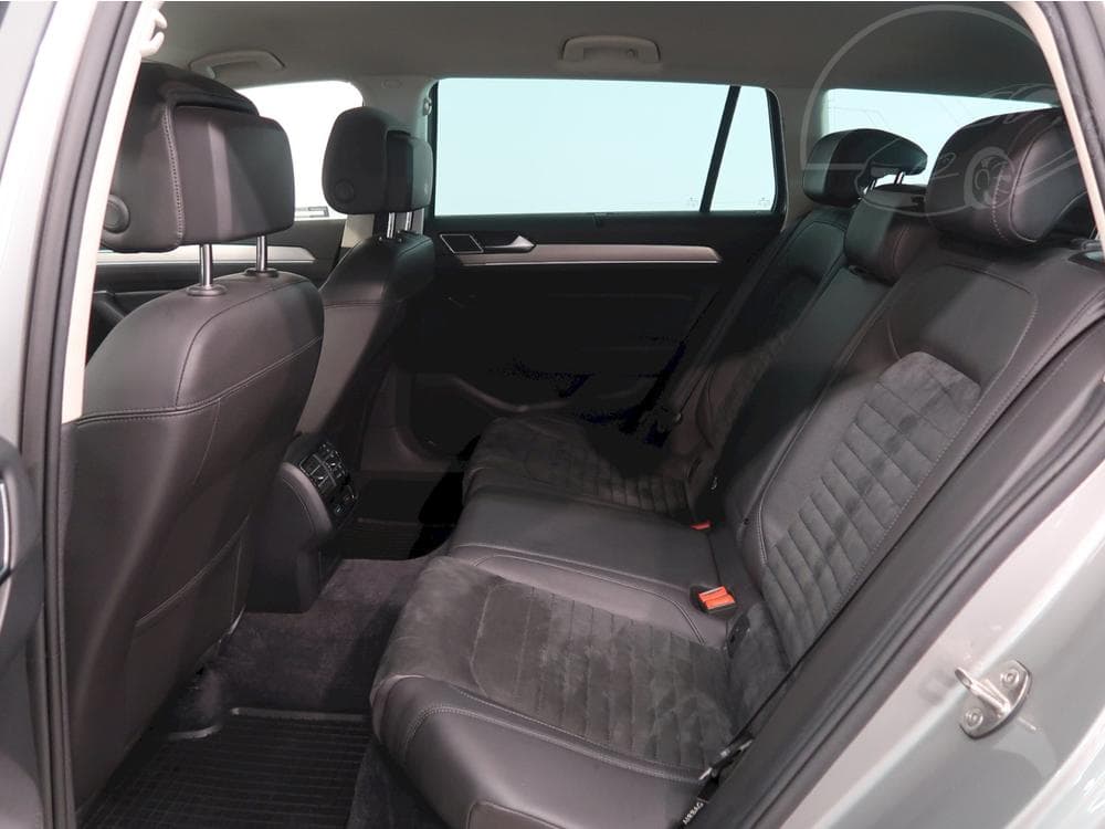 2016 Volkswagen Passat - 16